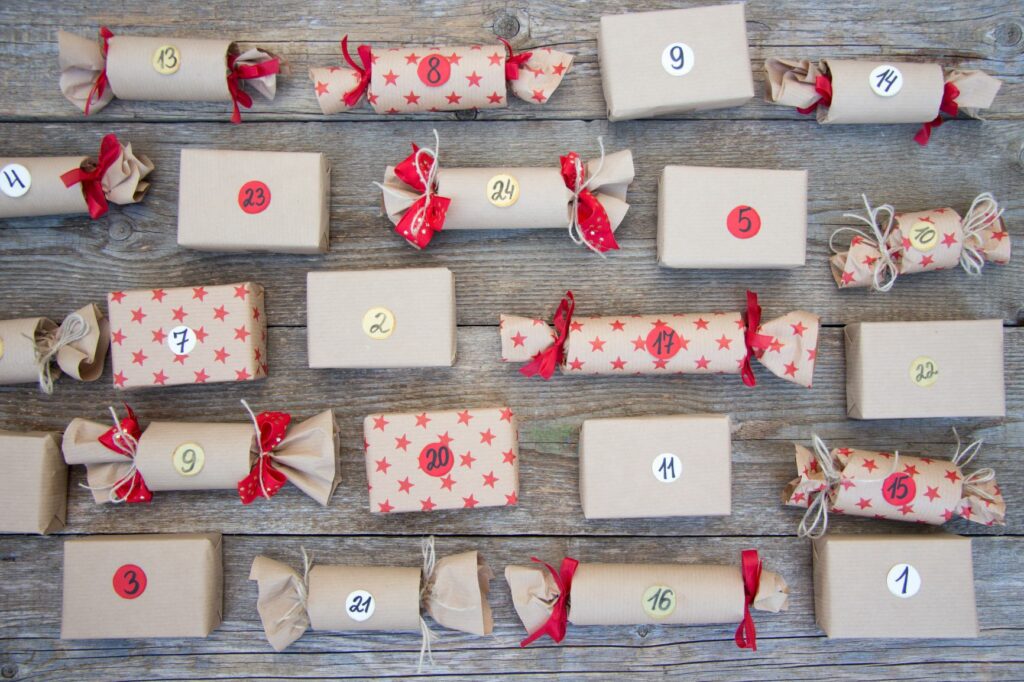 Viele Kleine Päckchen Päckchen für den Katzen Adventskalender basten.