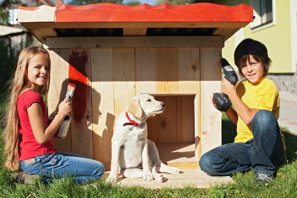 Koirankopin rakentaminen voi olla hauskaa myös lasten mielestä.